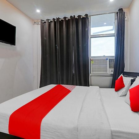 Oyo Flagship 81064 Chaudhary In Hotel Горакпур Екстериор снимка
